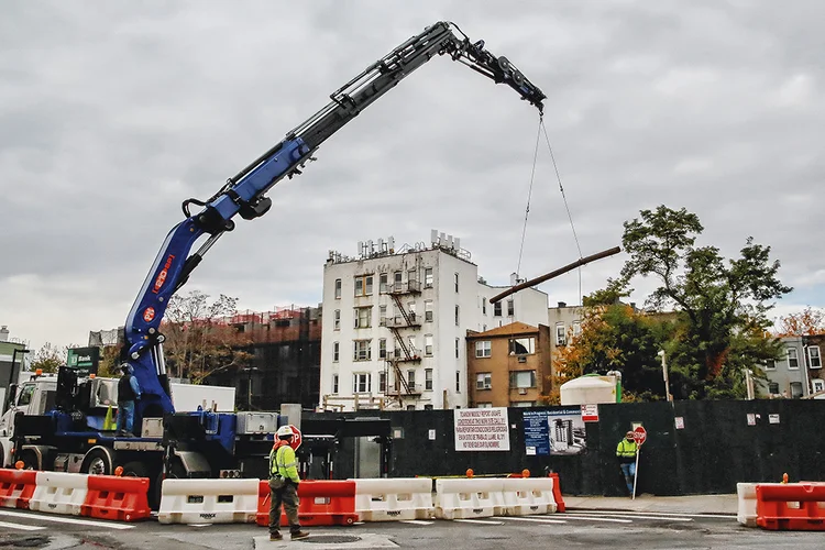 Obra de um prédio de apartamentos em Nova York: desde 2007 não se construíam tantas residências nos Estados Unidos quanto agora  (Eduardo Munoz/Reuters)