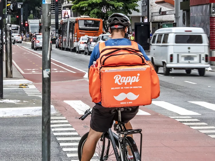 Entregador da Rappi: vendas aumentaram nas verticais de farmácia, restaurantes e supermercados (Getty Images/Getty Images)