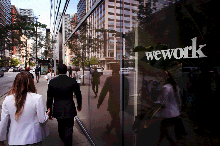 WeWork: oferta de ações foi cancelada por falta de interesse dos investidores. A empresa não conseguiria levantar os 3 bilhões de dólares previstos, necessários para conseguir mais 6 bilhões de dólares em crédito para manter a expansão do negócio. (Scott Olson / Equipe/Getty Images)