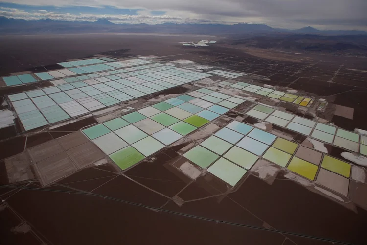 Lítio: mina no deserto do Atacama, no Chile; extração é considerada difícil, assim como o cobalto (Ivan Alvarado/Reuters)