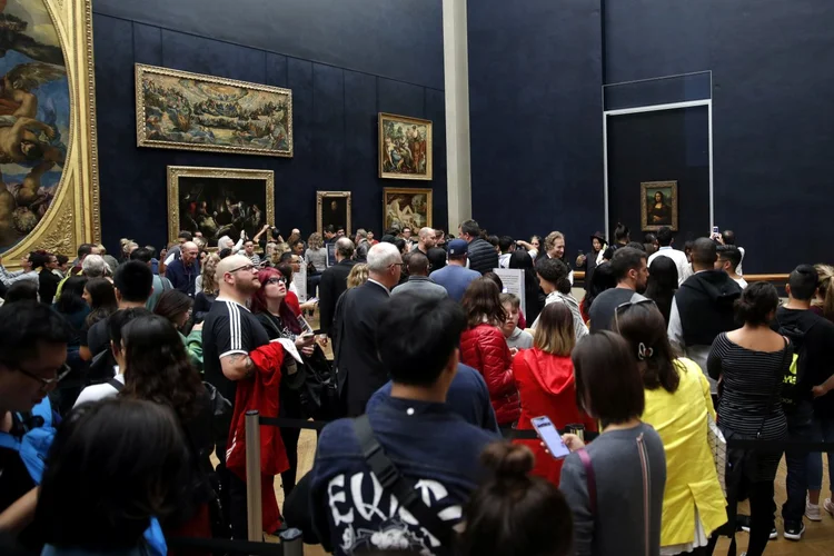 Mona Lisa: chefe do departamento de pintura do Louvre explicou que o fundo "azul noite profundo" torna os quadros mais protagonistas (Philippe Wojazer/Reuters)