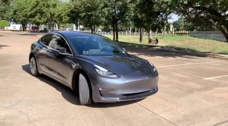 Tesla: consumidores não estão recebendo a tecnologia totalmente testada e pronta para uso, afirma especialista (Cortesia de Parth Dhebar/Reuters)