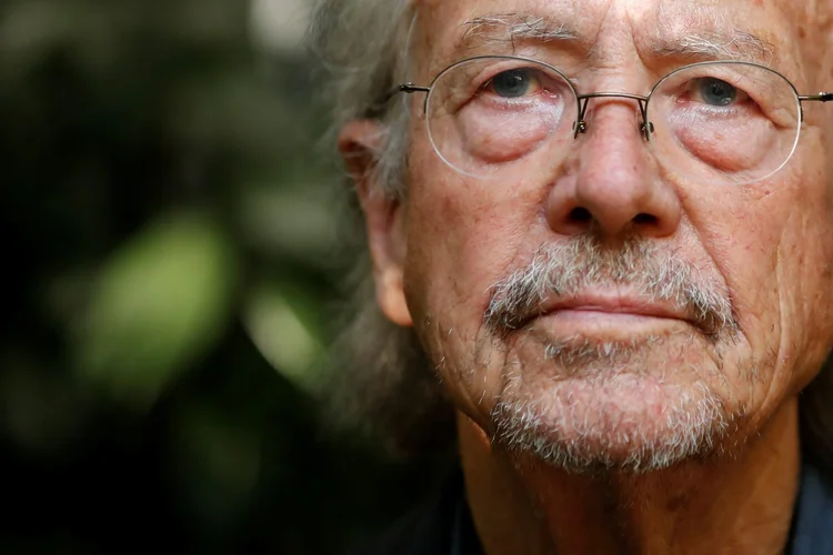 Hanke: já foram coletadas 12 mil assinaturas para exigir a retirada do Nobel de Handke por ser admirador de Milosevic, o "açougueiro dos Bálcãs" (Christian Hartmann/Reuters)