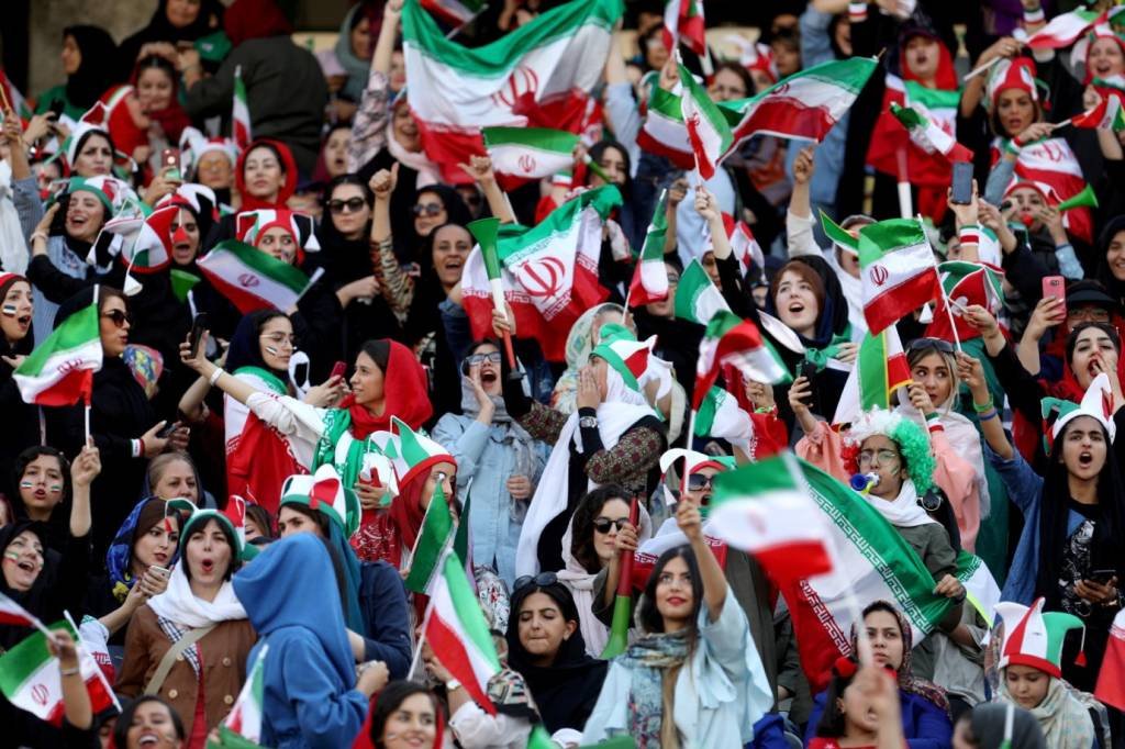 Iranianas assistem a jogo de futebol no país pela primeira vez em 40 anos