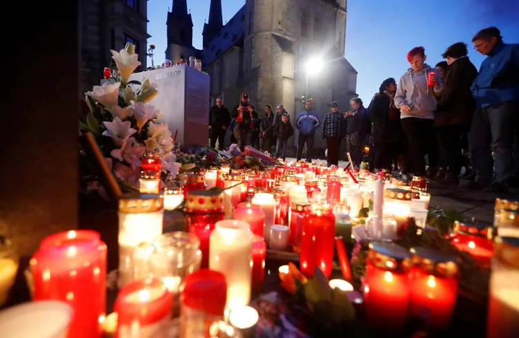 Ataque a sinagoga: pessoas em luto em Halle, na Alemanha, para homenagear as vítimas (Hannibal Hanschke/Reuters)