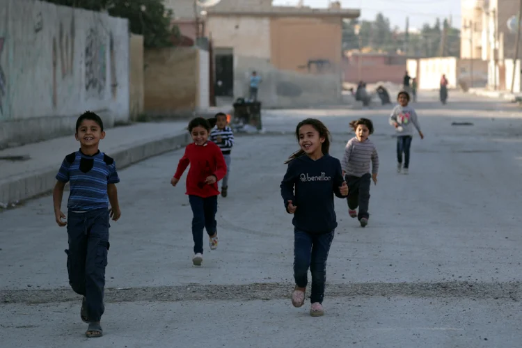 Crianças brincando em zona de guerra na Síria: suspeita de que russos tenham bombardeado hospitais (Khalil Ashawi/Reuters)