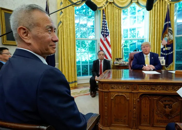 Vicê premiê da China, Liu He, se reúne com presidente dos EUA, Donald Trump, na Casa Branca, Washington (Yuri Gripas/Reuters)