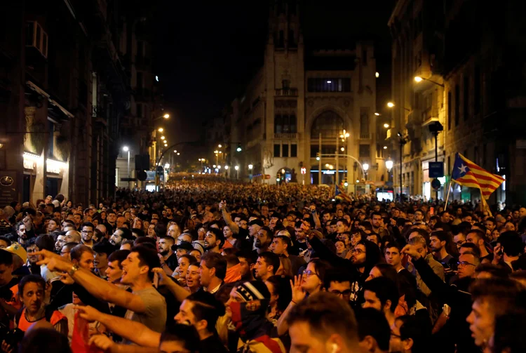Manifestação em Barcelona: enquanto milhares se reuniam na entrada, a polícia de choque reagiu usando cassetetes e disparando balas de espuma para evitar o risco de entrada forçada em massa (Rafael Marchante/Reuters)