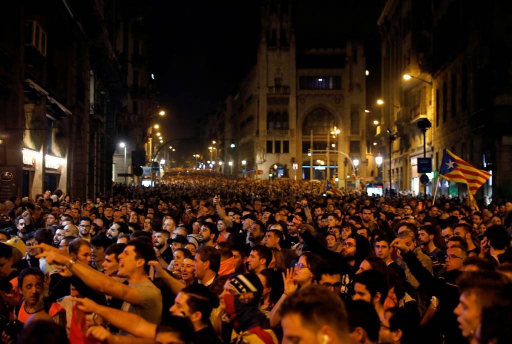 Espanha prende líderes separatistas catalães e manifestantes vão às ruas
