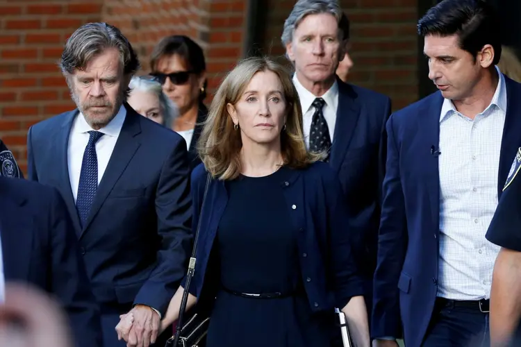 Felicity Huffman: atriz já foi indicada ao Oscar se declarou culpada, em maio, de pagar 15.000 dólares ao responsável de uma empresa especializada em exames de admissão universitária para que o resultado de sua filha fosse melhorado (Katherine Taylo/Reuters)