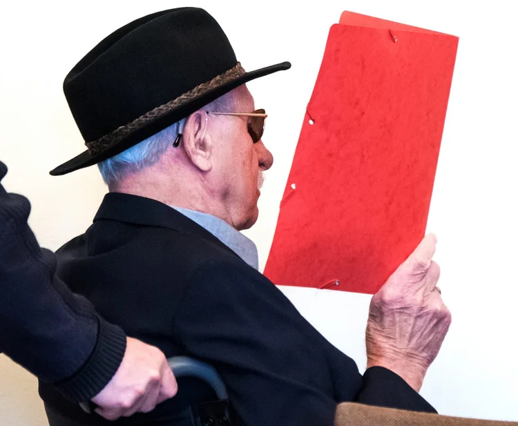 Guarda no antigo campo de Stutthof, Bruno Dey é acusado de envolvimento em assassinatos cometidos entre agosto de 1944 e abril de 1945, período em que atuou no local, que ficava perto da então cidade alemã de Danzig (hoje Gdansk) (Daniel Bockwoldt/Pool/Reuters)