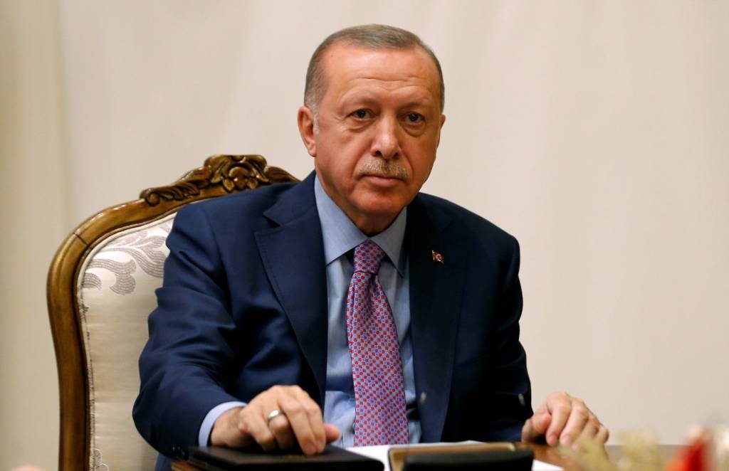 Erdogan teve 55% dos votos, em comparação com 39% obtidos pelo principal líder da oposição, Kemal Kilicdaroglu, de acordo com a Agência Anadolu (Huseyin Aldemir/Reuters)