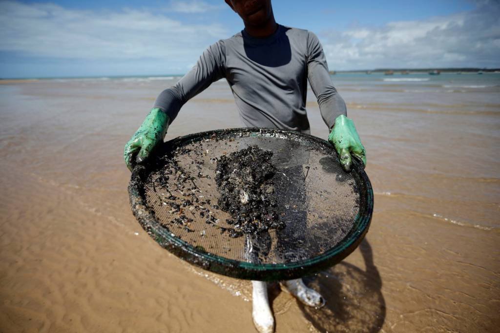 Óleo: MPF se preocupa com proteção de manguezais, estuários de rios, áreas de desova de tartarugas, de reprodução do peixe-boi marinho e de recifes de corais. (Adriano Machado/Reuters)