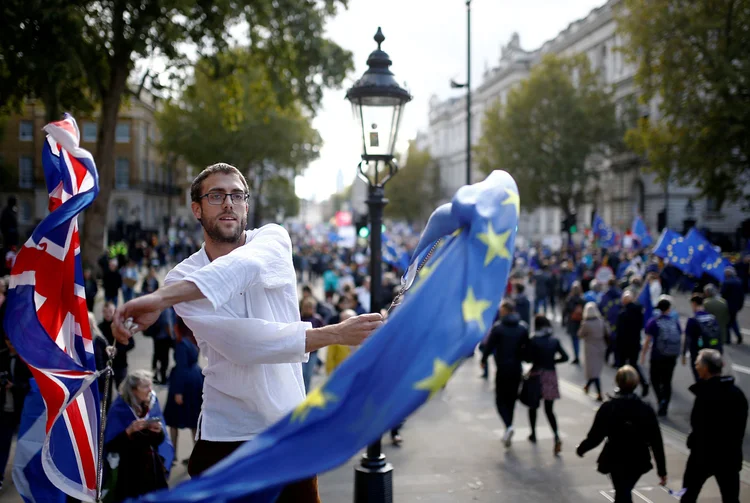 Homem protesta contra o Brexit:novo acordo de separação entre Reino Unido e UE, anunciado na quinta-feira passada, ainda enfrenta o espinhoso processo de ratificação na Câmara dos Comuns (Henry Nicholls/Reuters)