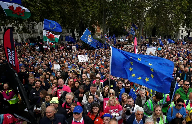 Brexit: Johnson tem derrota inesperada e adia votação do acordo (Henry Nicholls/Reuters)
