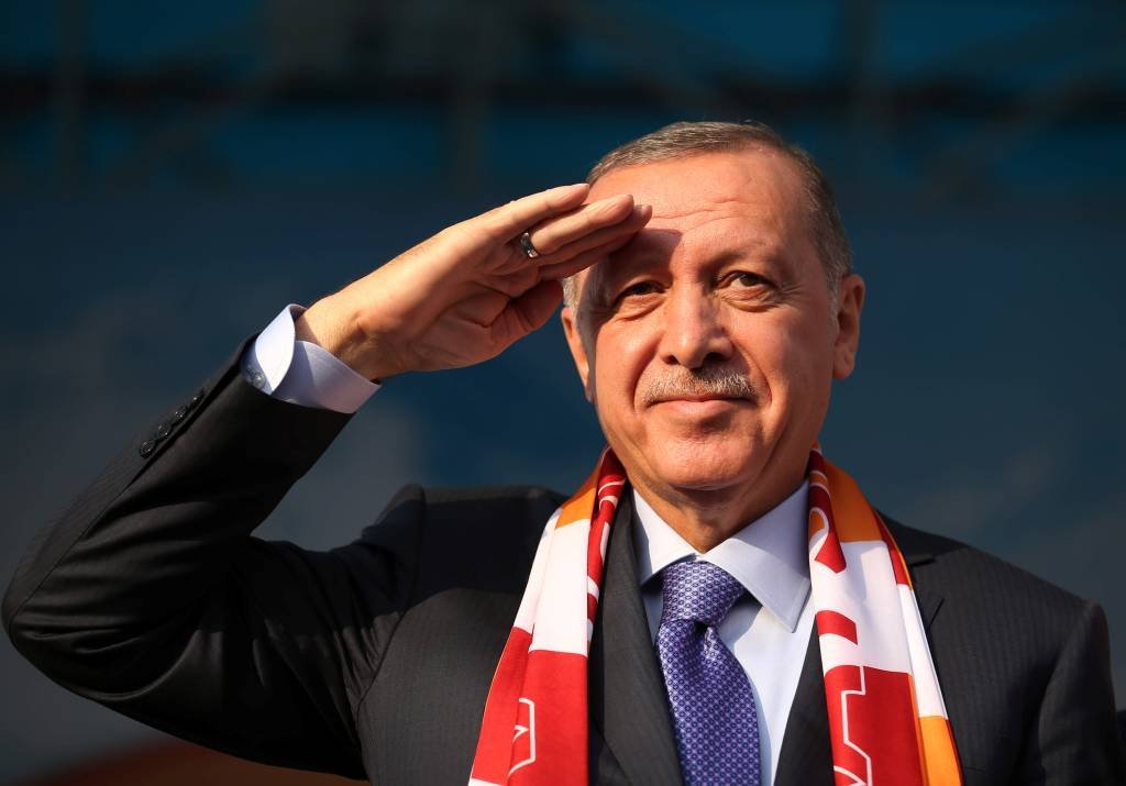 Erdogan: "Venceu o homem do povo!", afirma a manchete desta segunda-feira do jornal Sabah, um dos mais lidos do país (Mustafa Kamaci/Presidential Press Office/Reuters)