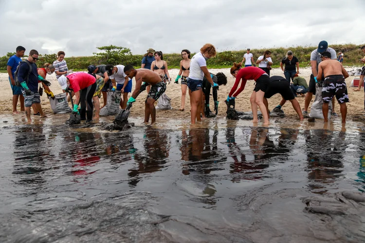 Óleo: sete cidades estão em situação de emergência: São José da Coroa Grande, em Pernambuco, e Camaçari, Conde, Entre Rios, Esplanada, Jandaíra e Lauro de Freitas, na Bahia (Diego Nigro/Reuters)
