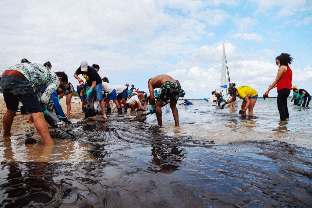 Praias: voluntários relataram tontura, náuseas, dor de cabeça e reações alérgicas após entrarem em contato com o óleo (Diego Nigro/Reuters)