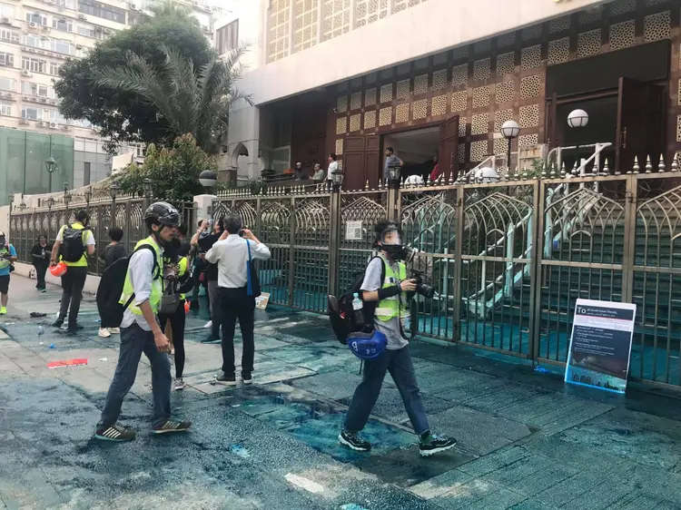 Mesquita de Kowloon: Polícia e manifestantes foram ao local se desculpar com os muçulmanos (Jeremy Tam/Civic Party/Reuters)