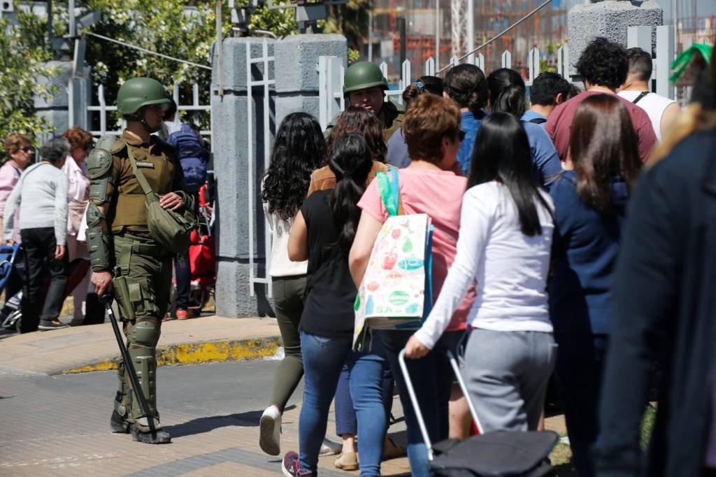 Medo de novos saques provoca corrida a supermercados em Santiago