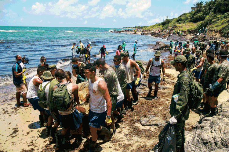 Recuperação: exército retira óleo na praia de Itapuma, em Cabo de Santo Agostinho (Diego Nigro/Reuters)