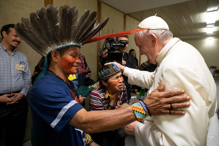 Papa Francisco: encontro do papa com representantes indígenas no Vaticano; estátua roubada tinha origem amazônica (Mídia do Vaticano/Divulgação/Reuters)