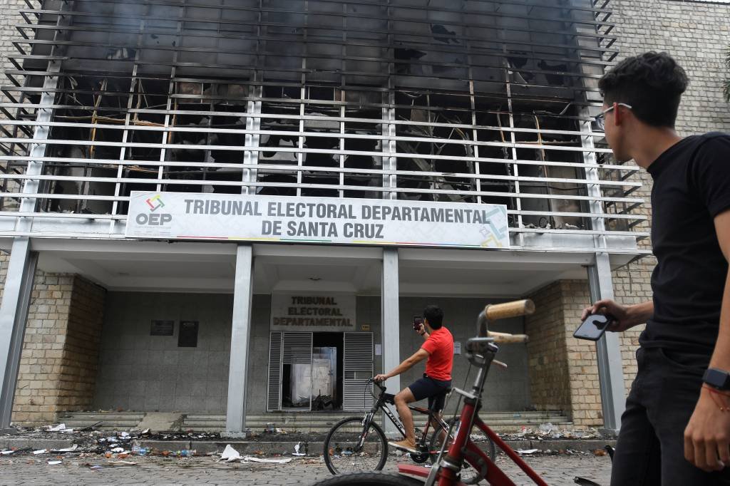 Tribunal Eleitoral é incendiado na Bolívia em meio a greve nacional