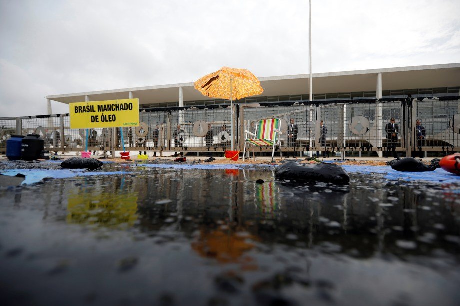Ativistas do Greenpeace protestam no Palácio do Planalto após vazamento de óleo no Nordeste