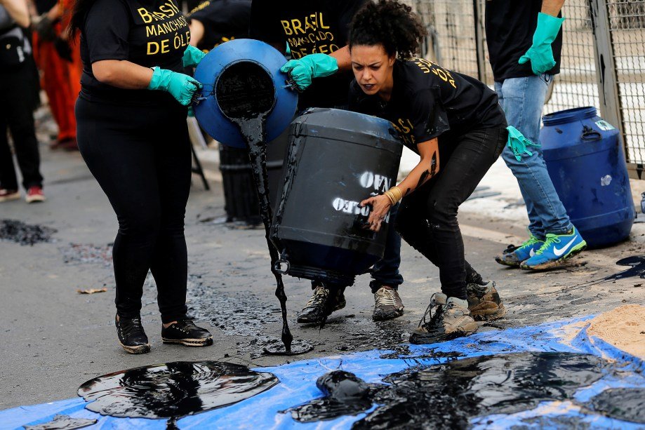 Ativistas do Greenpeace protestam no Palácio do Planalto após vazamento de óleo no Nordeste