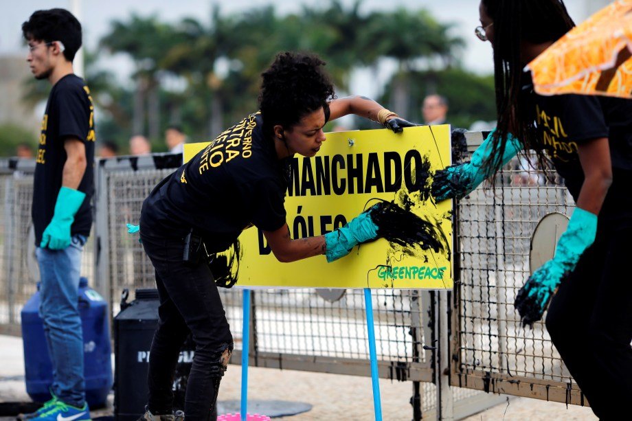Ativistas do Greenpeace protestam no Palácio do Planalto após vazamento de óleo no Nordeste
