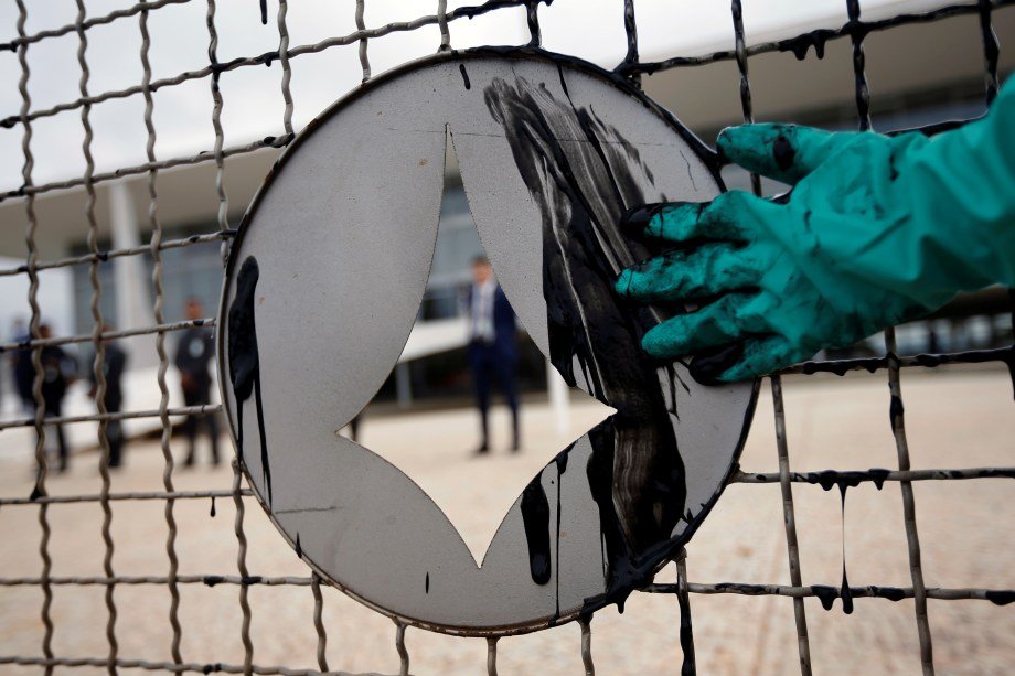 Ativistas do Greenpeace protestam no Palácio do Planalto após vazamento de óleo no Nordeste