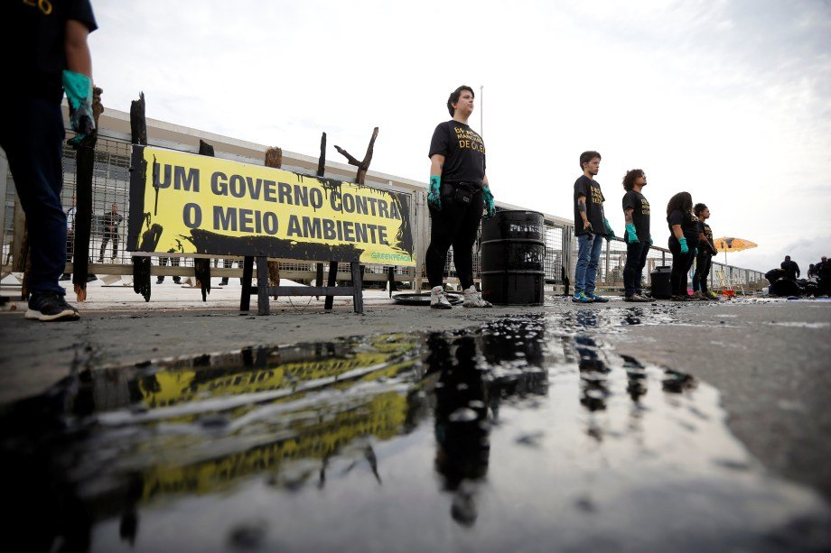 Ativistas do Greenpeace protestam no Palácio do Planalto após vazamento de óleo no Nordeste