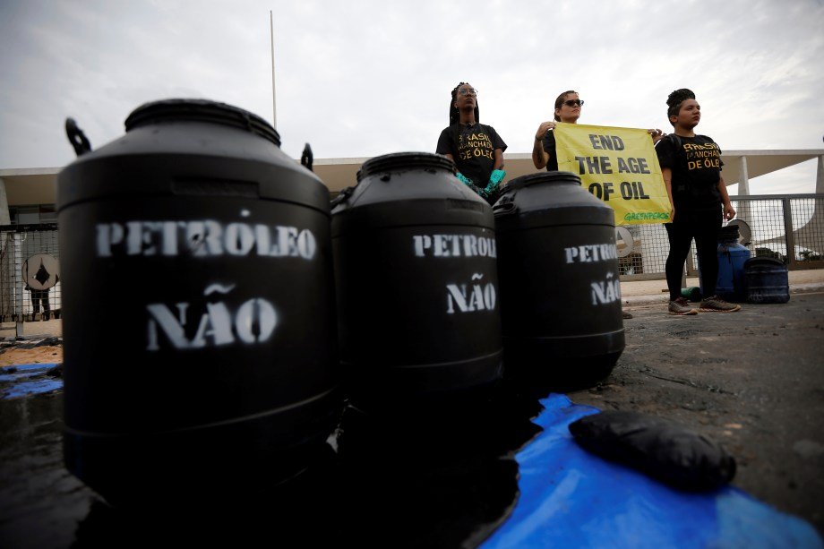 Ativistas do Greenpeace protestam no Palácio do Planalto após vazamento de óleo no Nordeste