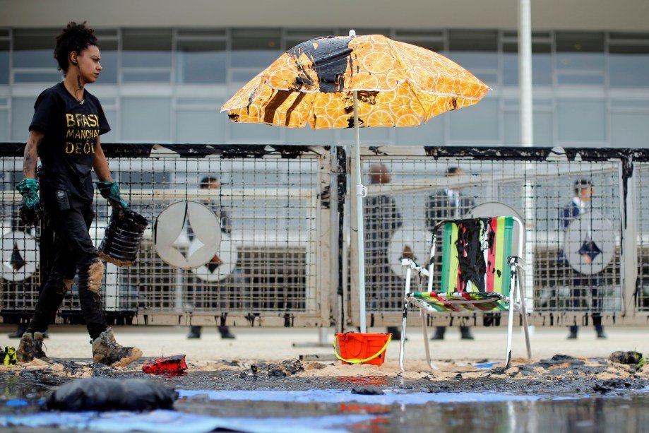 Ativistas do Greenpeace protestam no Palácio do Planalto após vazamento de óleo no Nordeste