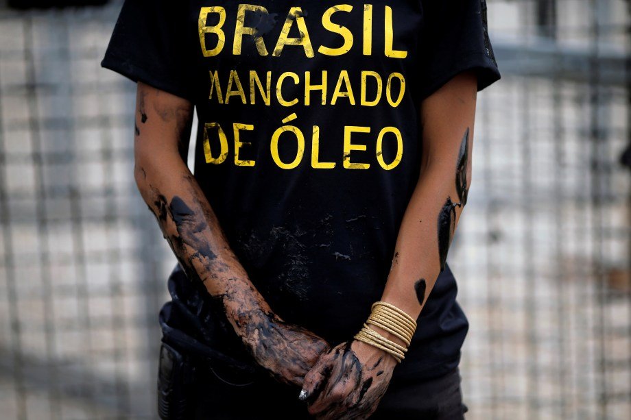 Ativistas do Greenpeace protestam no Palácio do Planalto após vazamento de óleo no Nordeste