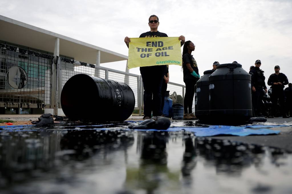 Greenpeace: manifestantes jogaram um líquido escuro simulando o petróleo que está há mais de 50 dias poluindo praias do Nordeste (Adriano Machado/Reuters)