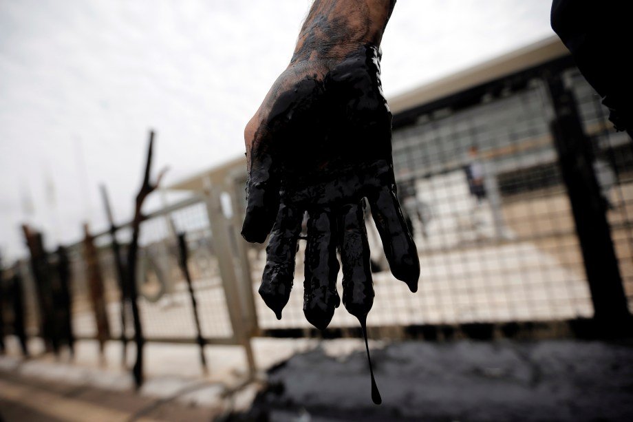 Ativistas do Greenpeace protestam no Palácio do Planalto após vazamento de óleo no Nordeste