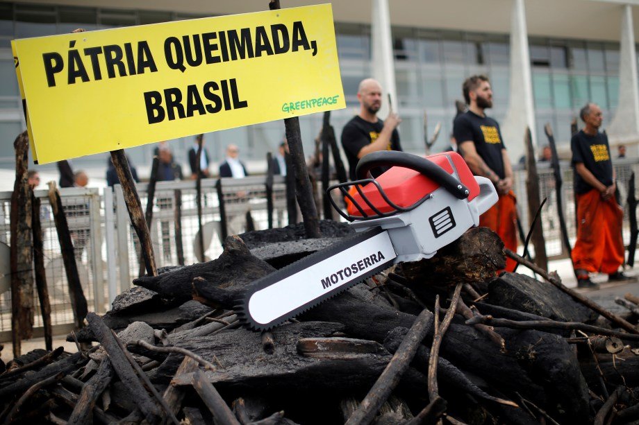 Ativistas do Greenpeace protestam no Palácio do Planalto após vazamento de óleo no Nordeste