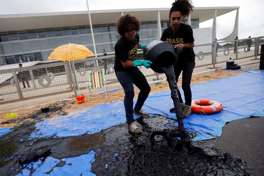 Ativistas do Greenpeace protestam no Palácio do Planalto após vazamento de óleo no Nordeste