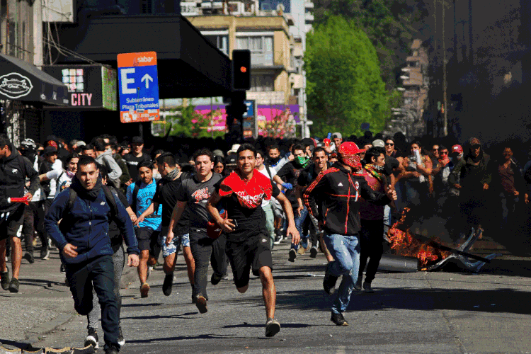 Protestos no Chile: país responde por cerca de 25% da oferta global de salmão; manifestantes impedem que funcionários cheguem aos locais de criação (Jose Luis Saavedra/Reuters)