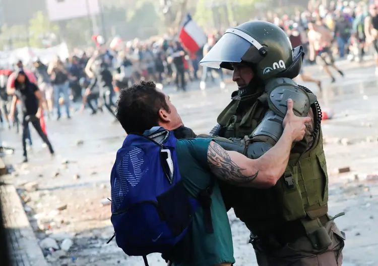Chile: no último balanço divulgado na tarde de quinta-feira, 2,6 mil pessoas estão detidas em todo o país desde o dia 18 (Henry Romero/Reuters)