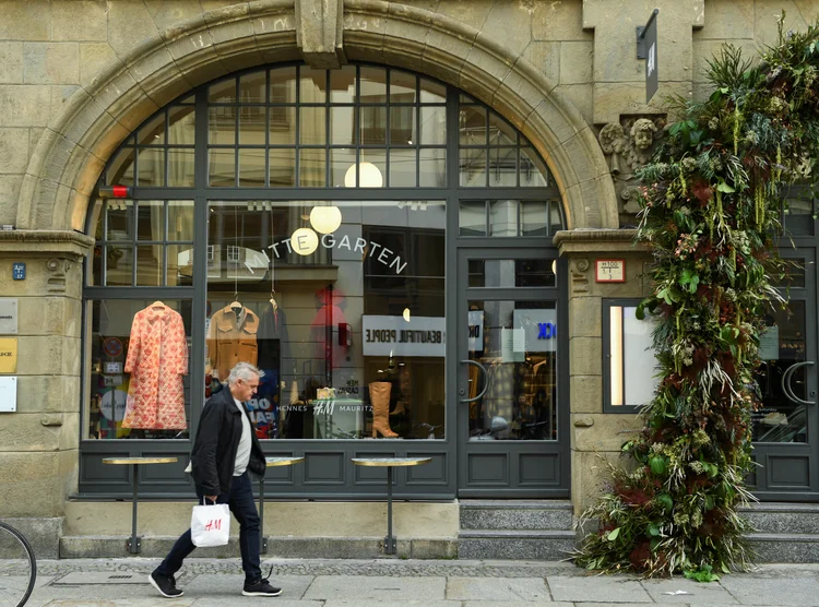 Loja estilo boutique da H&amp;M: adaptação às mudanças no varejo de moda (Annegret Hilse/Reuters)