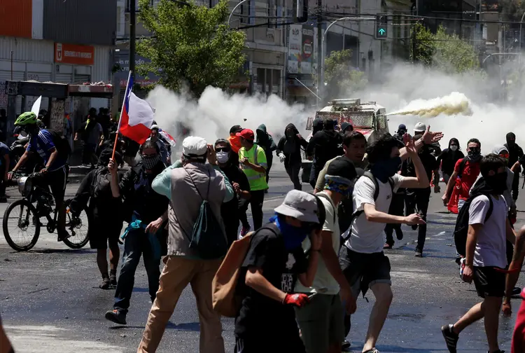Chile: apesar da reforma ministerial, os manifestantes continuam nas ruas contra o governo (Rodrigo Garrido/Reuters)