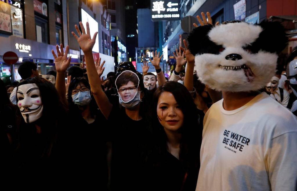 Manifestantes de Hong Kong usam Halloween para novas manifestações