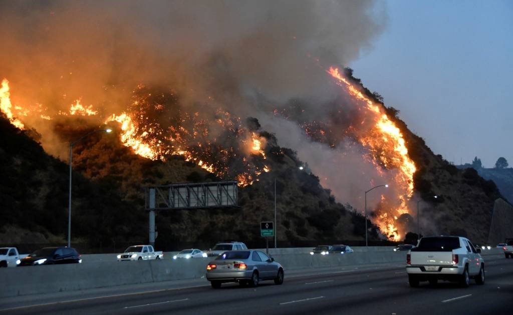 Incêndios em Los Angeles forçam retirada de mais 1,3 mil moradores