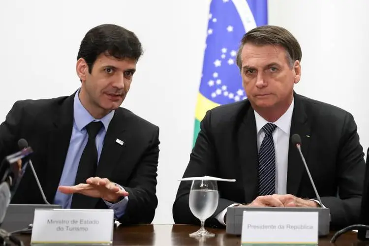 Álvaro Antônio e Jair Bolsonaro: ministro do Turismo segue prestigiado pelo presidente (Marcos Corrêa/PR/Reprodução)
