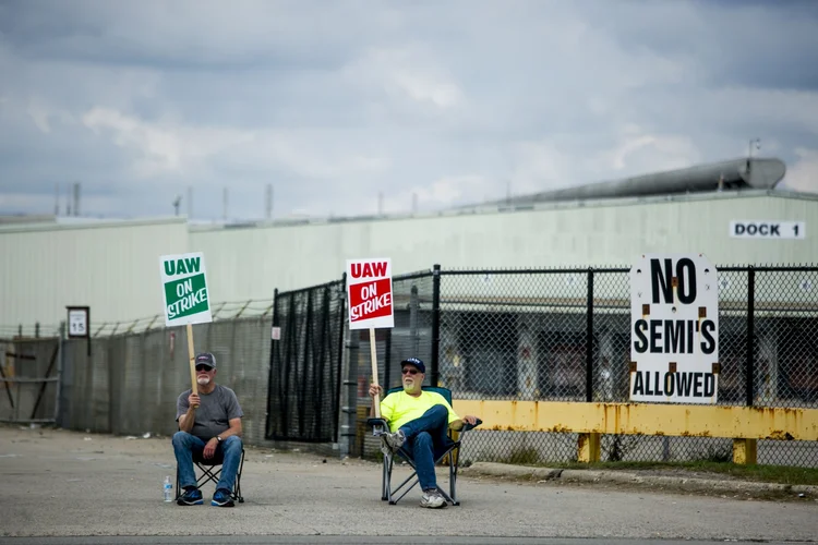 GM: empresa fez acordo para pagamento de um bônus 11 mil dólares, aumentos salariais e a manutenção dos custos do plano de saúde para encerrar greve (Anthony Lanzilote/Bloomberg)