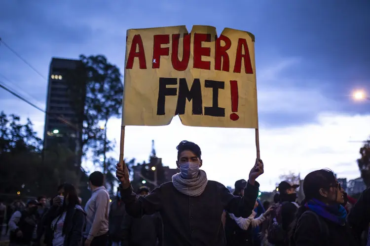 Equador: presidente Lenin Moreno havia eliminado os subsídios aos combustíveis, medida adotada em um acordo com o FMI, provocando aumento de 123% nos preços (David Diaz Arcos/Bloomberg)