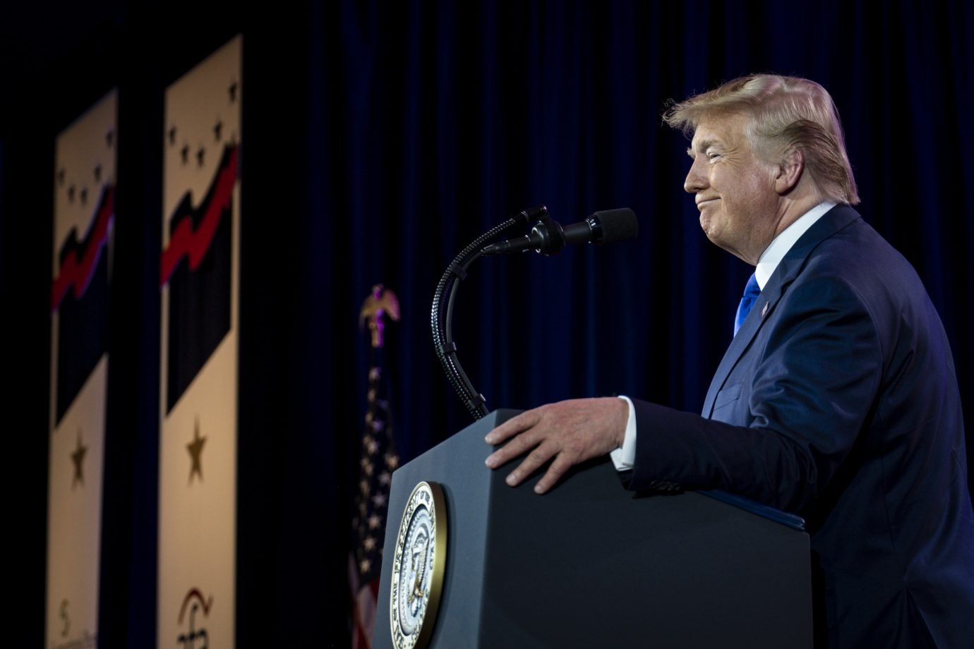 Trump condena vídeo que o mostra agredindo mídia e oponentes