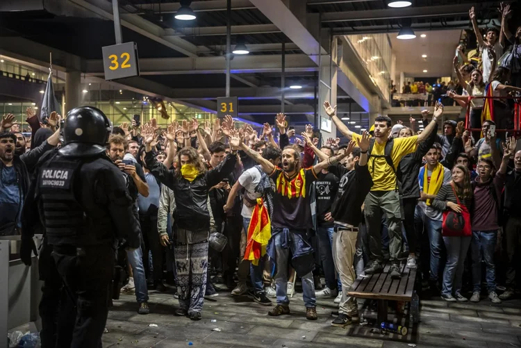 Barcelona: milhares de pessoas participam da manifestação e cantam palavras de ordem contra a polícia regional (Angel Garcia/Bloomberg)